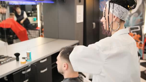 Profesionální Kadeřnice Sloužící Klientovi Holičství Styling Mladý Muž Vlasy Gelem — Stock video