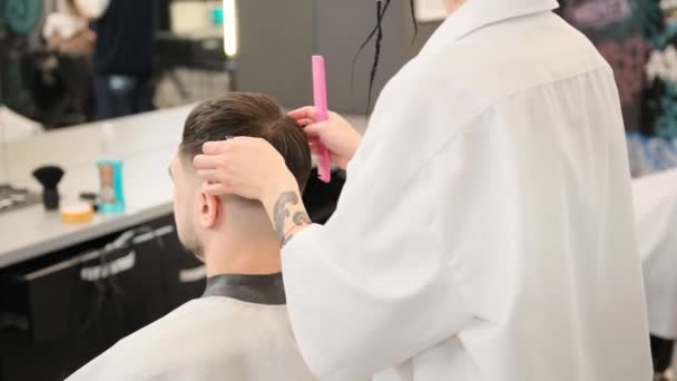 Profesionální Stylista Moderním Stylovém Holičství Stříhá Vlasy Mladého Muže Kosmetický — Stock video