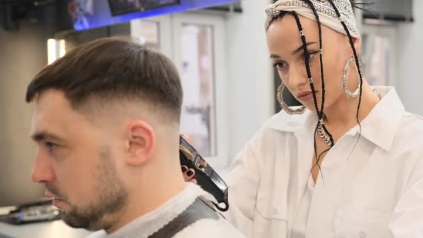 Eine Stylische Friseurin Schneidet Einem Mann Einem Friseurladen Die Haare — Stockvideo