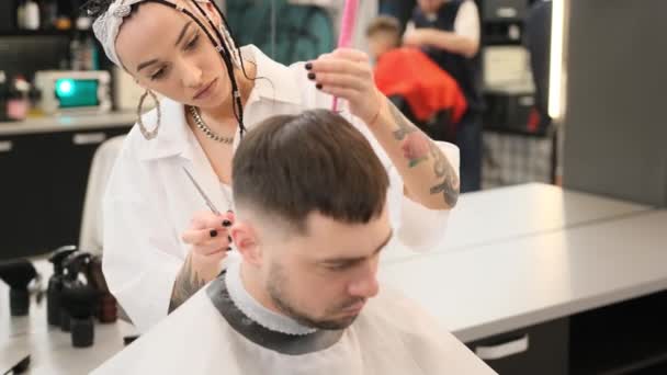 Stylový Ženský Kadeřník Stříhá Vlasy Muže Holičství — Stock video