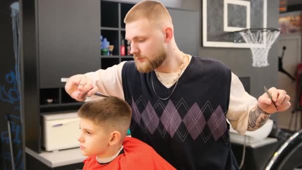 Ein Halbwüchsiger Junge Bekommt Einem Friseursalon Eine Frisur Eine Kinderfrisur — Stockvideo