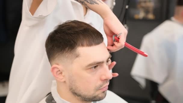 Niebezpieczna Brzytwa Mężczyzna Salonie Fryzjerskim Fryzjer Samolubny Mężczyzna Praca Domu — Wideo stockowe