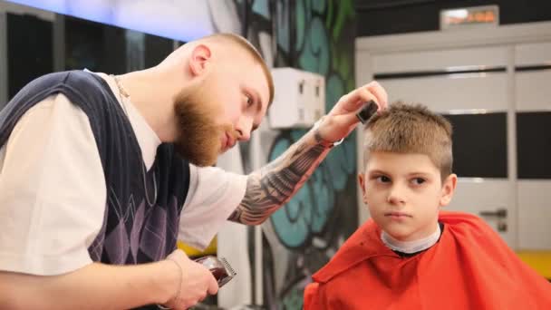 Męski Fryzjer Strzyże Nastolatków Maszyną Pisania Zakładzie Fryzjerskim — Wideo stockowe