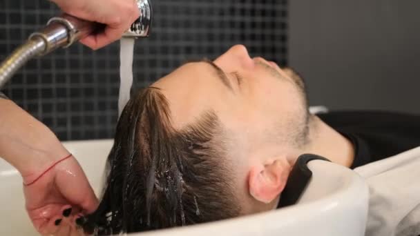Process Washing Mens Hair Hairdresser Girl Washes Hair Attractive Bearded — 图库视频影像