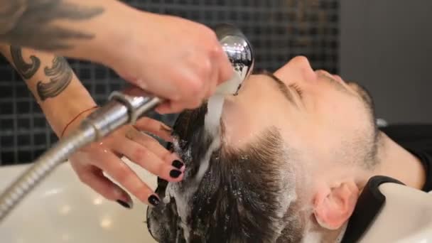 Proces Mytí Pánských Vlasů Kadeřnice Dívka Myje Vlasy Atraktivní Vousatý — Stock video
