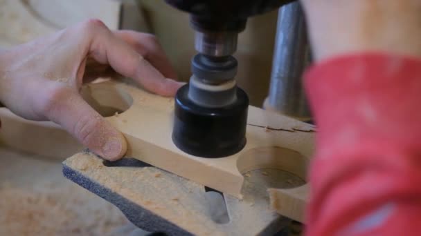 木匠用工具在木板上钻了个洞 时间流逝 — 图库视频影像