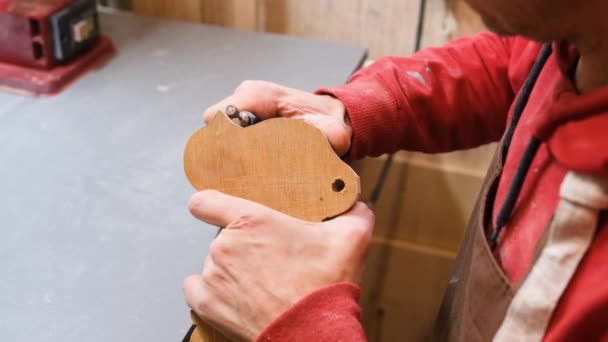 Nahaufnahme Der Hände Des Meisters Mit Leistungsstarken Holzbearbeitungswerkzeugen Ernsthafter Schnitzerei — Stockvideo