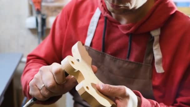 Artisan Works Workshop Processing Wooden Billet Hand Held Electric Tool — Vídeo de Stock