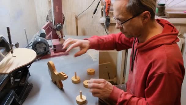 木製のおもちゃを作る彼の大工ワークショップでツールを扱う大人の男性大工 — ストック動画