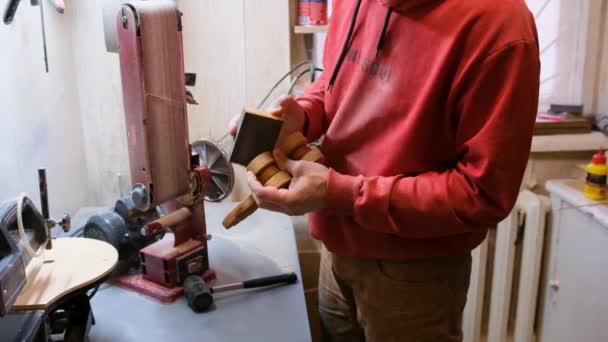 木製のおもちゃを作る彼の大工ワークショップでツールを扱う大人の男性大工 — ストック動画