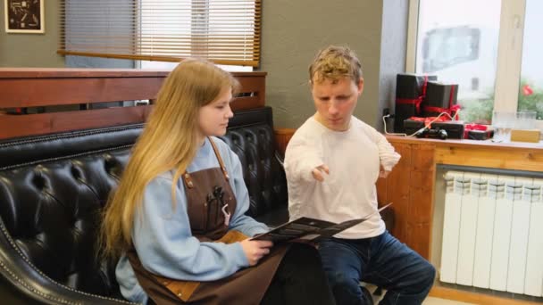 Ein Junger Mann Mit Behinderungen Diskutiert Einem Friseurladen Mit Seinem — Stockvideo