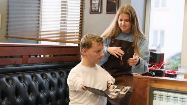 Young Man Disabilities Discusses Haircut His Master Barbershop — Vídeo de Stock