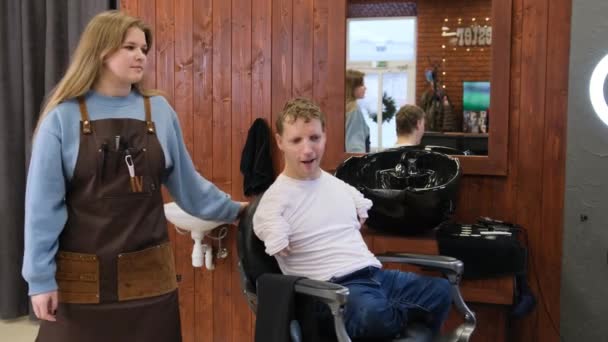 Hairdresser Girl Serves Man Disabilities Beauty Salon — Vídeo de Stock