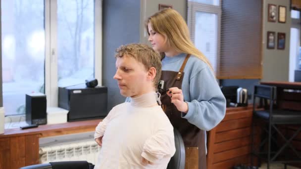 Hairdresser Girl Throws Cloth Man Disabilities Sitting Barber Chair — Vídeo de Stock