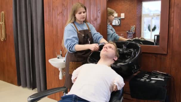 Kadeřnice Dívka Myje Vlasy Muže Omezenými Příležitostmi Salonu Krásy — Stock video