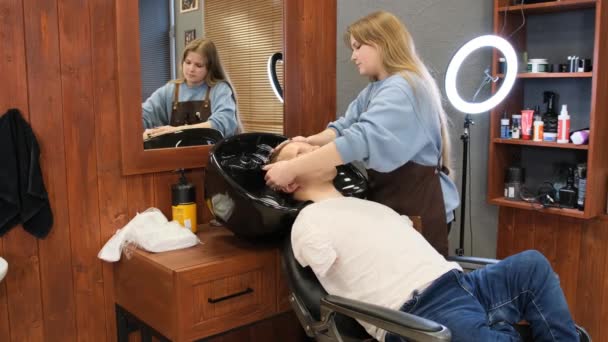 Hairdresser Girl Washes Hair Man Limited Opportunities Beauty Salon — Vídeo de stock