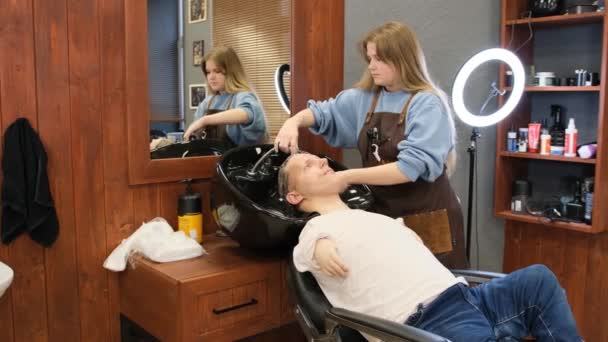 Hairdresser Girl Washes Hair Man Limited Opportunities Beauty Salon — Vídeo de Stock