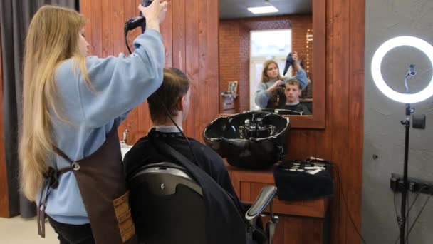 Pán Osuší Klientovi Vlasy Holičství Mužská Móda Styl Péče Vlasy — Stock video