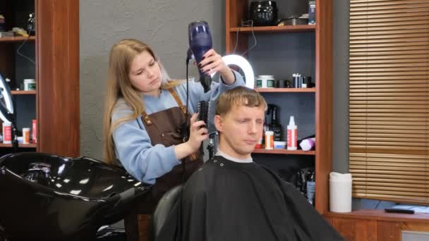 Master Dries Client Hair Barber Shop Men Fashion Style Hair — стоковое видео