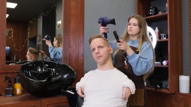 Eine Meisterin Einem Schönheitssalon Bedient Einen Mann Mit Behinderungen Trocknet — Stockvideo