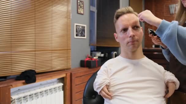 Homem Com Uma Patologia Das Mãos Está Sentado Cadeira Barbeiro — Vídeo de Stock