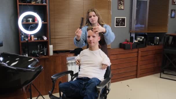 Jovem Com Deficiência Com Patologia Nas Mãos Está Sentado Cadeira — Vídeo de Stock