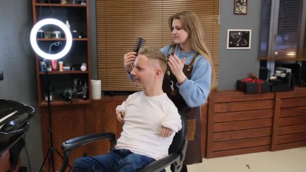 Une Coiffeuse Sert Homme Handicapé Avec Une Pathologie Congénitale Des — Video