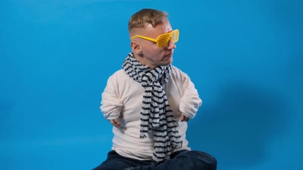 Mężczyzna Niepełnosprawny Żółtych Stylowych Okularach Tańczy Wesoło Zabawiając Się Niebieskim — Wideo stockowe