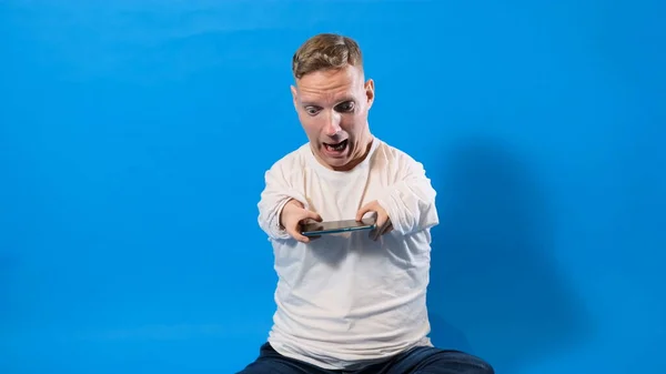 Мужчина Ограниченными Возможностями Играет Игру Смартфоне Изолированном Фоне — стоковое фото