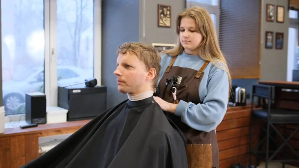 Girl Master Combs Her Hair Does Styling Man Barber Shop — Stock Photo, Image