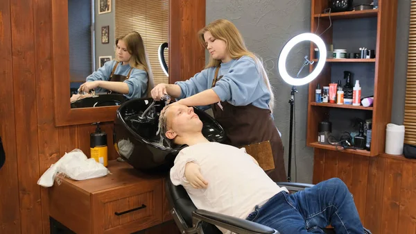 Hairdresser Girl Washes Hair Man Limited Opportunities Beauty Salon — Stock fotografie
