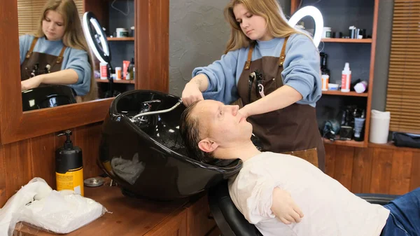 Ein Friseurmädchen Wäscht Einem Mann Mit Begrenzten Möglichkeiten Einem Schönheitssalon — Stockfoto