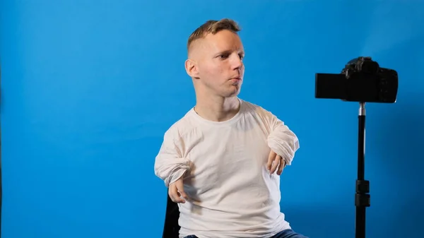 Ein Mann Mit Behinderungen Ein Blogger Sitzt Auf Einem Stuhl — Stockfoto