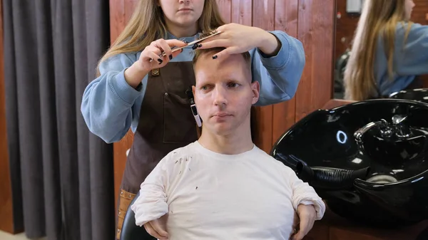 Güzellik Salonundaki Bir Kuaför Kız Engelli Bir Adam Için Saç — Stok fotoğraf