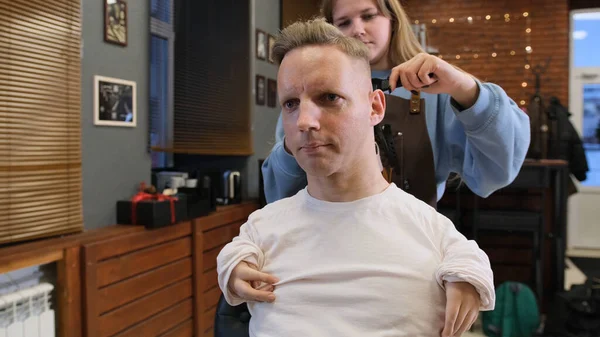 Homme Handicapé Dans Shirt Blanc Fait Une Coupe Cheveux Coiffure — Photo