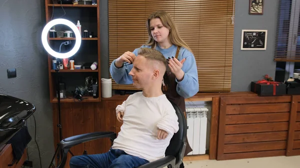 白いTシャツを着た障害のある男が理容室の店で髪型や髪型をしている 障害者のための完全な生活 — ストック写真