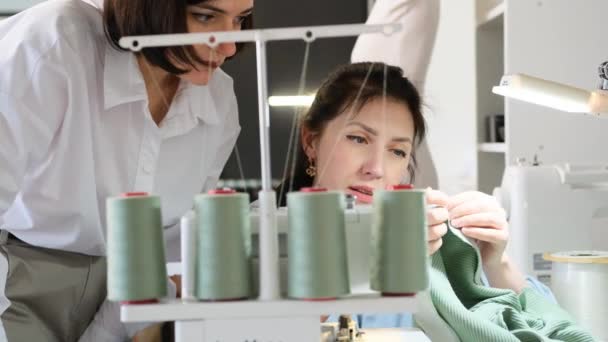 Досвідчений Викладач Швейного Виробництва Навчає Студента Правильно Користуватися Швейною Машиною — стокове відео
