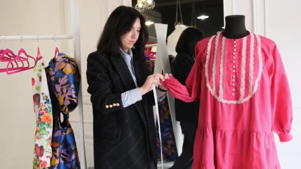 Ein Modedesigner Ein Designer Und Eine Frau Messen Ein Kleid — Stockvideo
