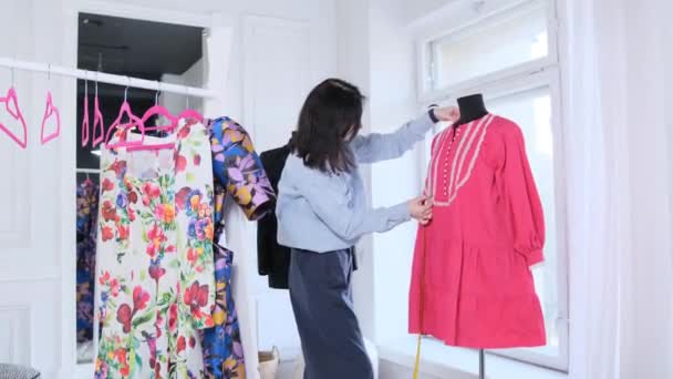 부티크 시장에서 일하는 재봉사가 마네킹을 드레스의 아름다운 디자이너 소기업 소유주 — 비디오