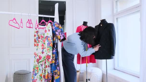 Uma Jovem Designer Moda Feminina Trabalhando Com Manequins Tecidos Coloridos — Vídeo de Stock