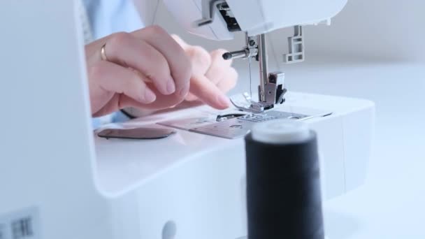 准备缝纫机准备工作 女裁缝把线插在针眼上 在梭子上安装筒子 后续行动 — 图库视频影像