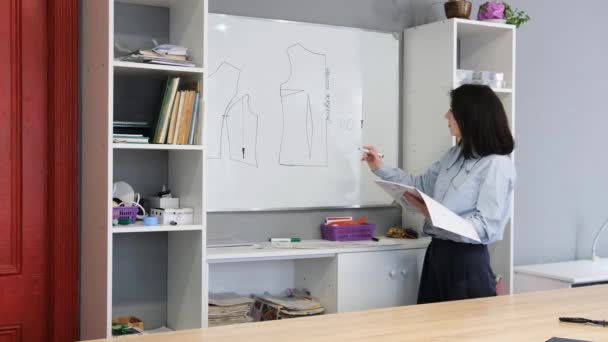 Une Jeune Créatrice Mode Dessine Sur Tableau Noir Motif Robe — Video