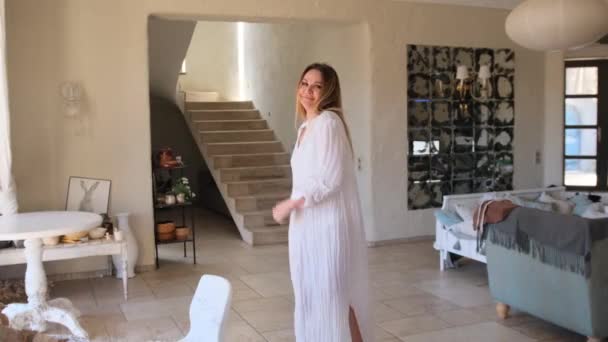 Una Joven Feliz Con Vestido Blanco Está Bailando Casa — Vídeos de Stock
