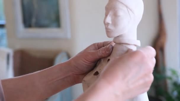 Una Escultura Chica Pule Una Estatua Piedra Caliza Con Papel — Vídeos de Stock