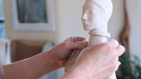 Девушка Скульптор Полирует Известняковую Статую Наждачной Бумагой Творческой Мастерской — стоковое фото