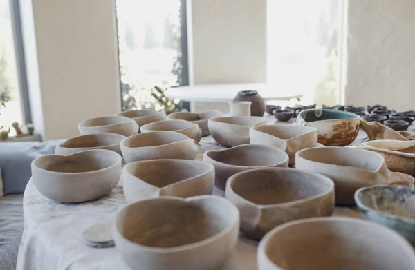 Viel Unbemalte Keramik Liegt Auf Einem Holztisch — Stockfoto