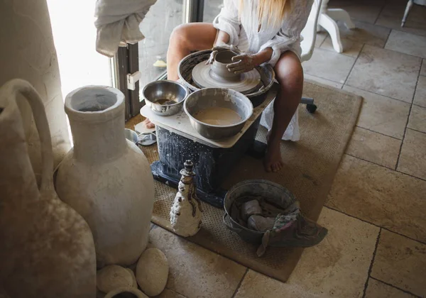 Eine Junge Keramikerin Sitzt Hinter Einer Töpferscheibe Handarbeit Töpfern — Stockfoto