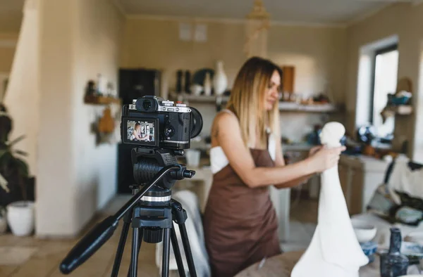 Ein Bildhauermädchen Nimmt Während Der Arbeit Einen Videoblog Auf — Stockfoto