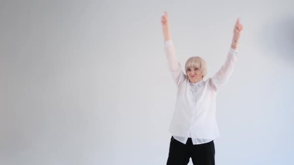 Eine Ältere Frau Tanzt Auf Weißem Hintergrund — Stockvideo