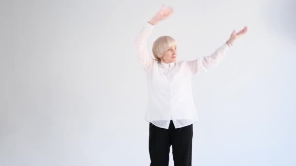 Starsza Kobieta Tańcząca Białym Tle — Wideo stockowe